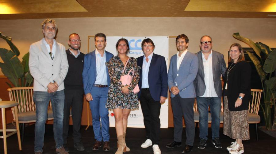 Junta directiva del Air Cargo Club de Barcelona. Desdela izquierda: Daniel Pasaro, Turkish Airways; Toni Juárez, Trans Junior; Alfred Lorman, Kerry Logistics; Mónica Vicente, Aduaport; Lluis Albert Martínez, Genair; Ricardo Bagen, presidente del Air Cargo Club Barcelona; Francisco García, Total Freight y Lidia Soriano, DB Schenker. Foto J.P.M.