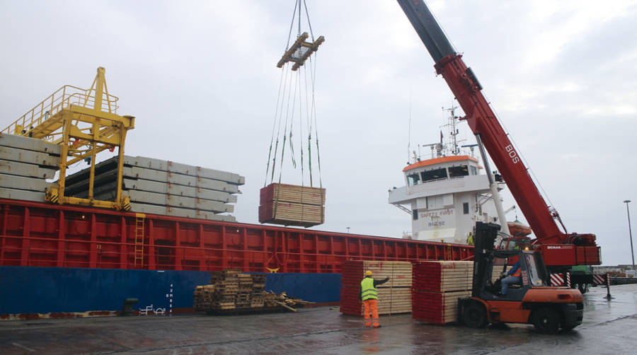 La periodicidad de la l&iacute;nea regular Bermeo-Casablanca es de dos barcos cada tres meses por t&eacute;rmino medio. Foto J.P.