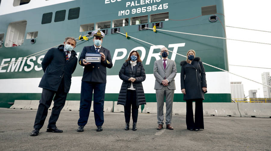 De izquierda a derecha, Mario Massarotti, consejero delegado de Grimaldi en Espa&ntilde;a; Ciro Puzio, capit&aacute;n del &ldquo;Eco Barcelona&rdquo;; Merc&egrave; Conesa, presidenta de la Autoridad Portuaria de Barcelona (APB); Jos&eacute; Alberto Carbonell, director general de la APB, y Carla Salvad&oacute;, responsable de la subdirecci&oacute;n de Comercial y Marketing APB. Foto J.J.M.