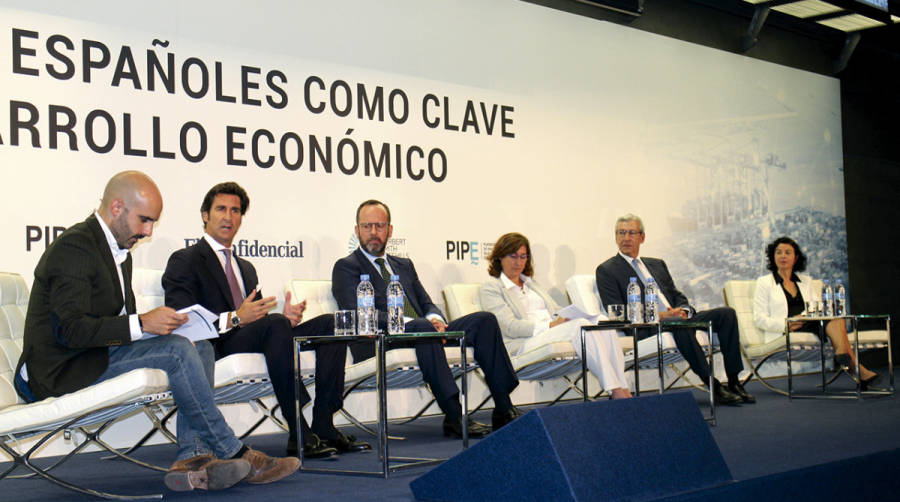 De izquierda a derecha, Juan Cruz, moderador; Jos&eacute; Luis Almaz&aacute;n, vicepresidente ejecutivo de PIPE; Ignacio Paz, socio del sector Energ&iacute;a y Transporte de Herbert Smith Freehills; Arancha Mur, directora T&eacute;cnica de ANFAC; Gonzalo Alvargonz&aacute;lez, presidente de PIPE; y Mar&iacute;a Dolores Soto, directora de Administraci&oacute;n de MSC Terminal Valencia. Foto M.J.