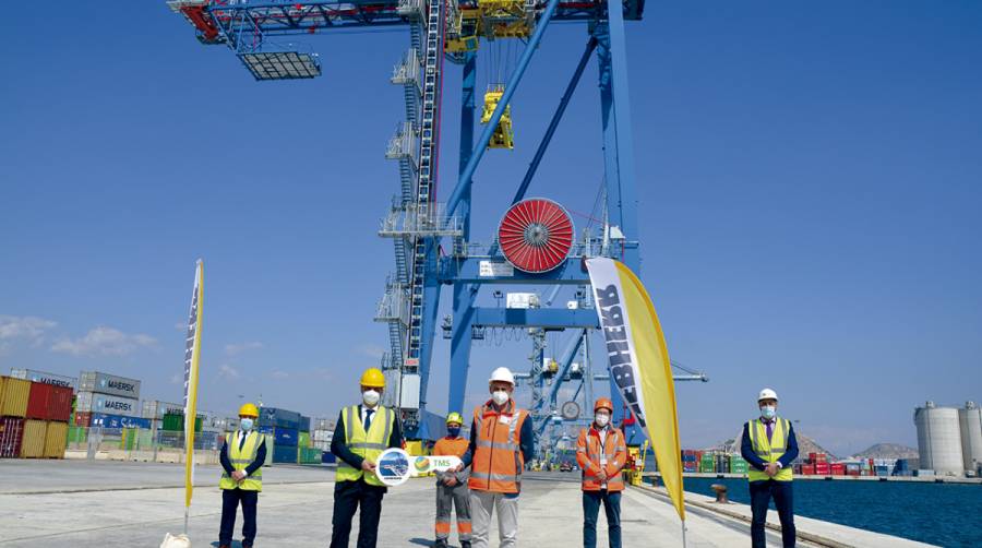 En primer plano, Juan Carlos Jim&eacute;nez, director de Gr&uacute;as de Puertos de Liebherr Ib&eacute;rica; y Gonzalo Baciero, director de Explotaci&oacute;n de TMS. Detr&aacute;s: Miguel Infantes, jefe de Servicio T&eacute;cnico de Gr&uacute;as de Puerto de Liebherr Ib&eacute;rica; Marcos Bazt&aacute;n, responsable de Mantenimiento de TMS; Carlos Moll, jefe de Mantenimiento de TMS; y Marco Gonz&aacute;lez, responsable de Ventas de Gr&uacute;as de Puerto de Liebherr Ib&eacute;rica. Foto: Ra&uacute;l T&aacute;rrega.