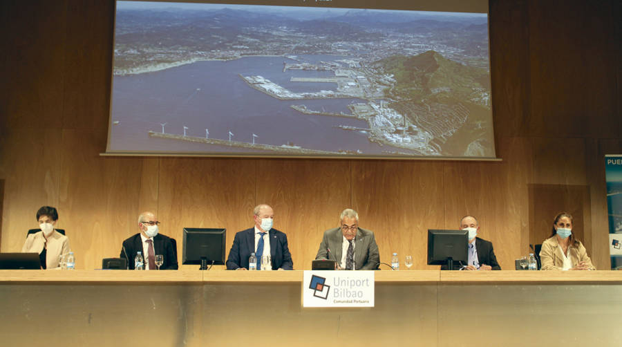 Inmaculada Ugarteche, directora de UniportBilbao; Asier Varona, secretario; Ricardo Barkala, vicepresidente 1&ordm;; Jimmy Jaber, presidente; Jon Loro&ntilde;o, tesorero; Elvira Gallego, vicepresidente 2&ordm;. Foto J.P.