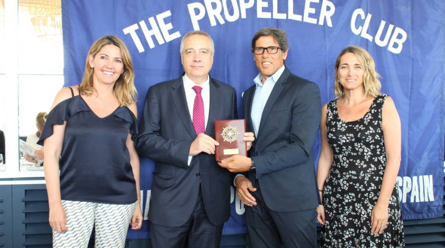 Blanca Sorigu&eacute;, directora general del CZFB; Pere Navarro, delegado del Estado en el CZFB; Gonzalo Sanch&iacute;s y N&uacute;ria Burguera, presidente y vicepresidenta, respectivamente, del Propeller Club de Barcelona. Foto E. Garc&iacute;a.