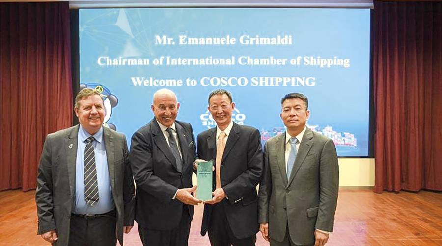 De izquierda a derecha: Guy Platten, secretario general de la ICS; Emanuele Grimaldi, presidente de la ICS; Feng Bo, vicepresidente ejecutivo de COSCO Shipping; y Zhang Shouguo, vicepresidente Ejecutivo de CSA.