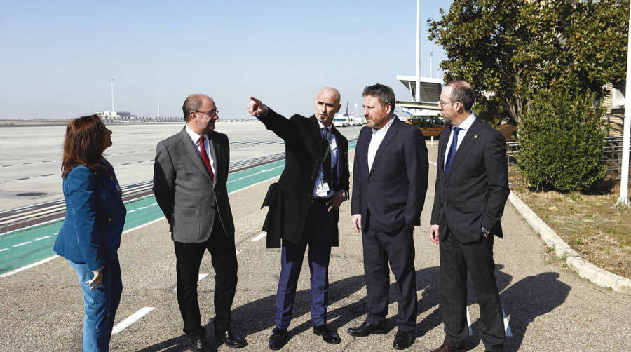 El presidente de Arag&oacute;n, Javier Lamb&aacute;n, recorri&oacute; ayer parte de las instalaciones del Aeropuerto de Zaragoza, guiado por el director del aeropuerto, Marcos D&iacute;az; el consejero de Vertebraci&oacute;n del Territorio, Movilidad y Vivienda, Jos&eacute; Luis Soro y la delegada del Gobierno en Arag&oacute;n, Carmen S&aacute;nchez.