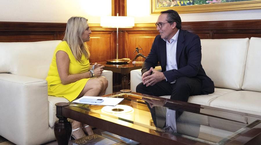 La presidenta de la Diputación de Castellón, Marta Barrachina, junto al presidente de PortCastelló, Rubén Ibáñez.