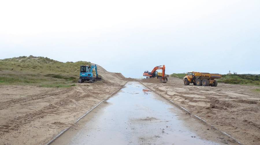 Avilés finaliza la aportación de arena a Salinas y El Espartal