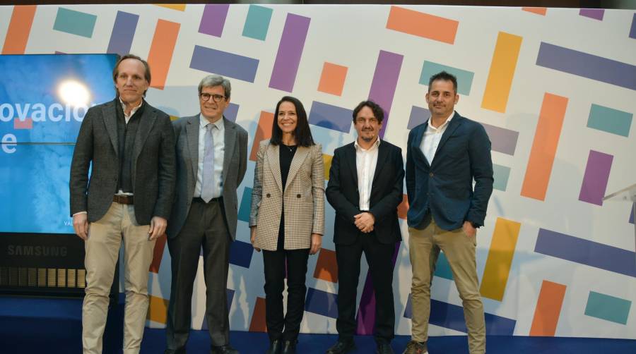 Javier Romeu, CEO de Tiba; Aurelio Martínez, presidente de la Fundación Valenciaport y de la Autoridad Portuaria de Valencia; Guenia Gawendo, directora de Telefónica Ventures; Antonio Torregrosa, director general de la Fundación Valenciaport; y Hugo Mira, CEO de Wimtruck y Mojito360. Foto: Raúl Tárrega.