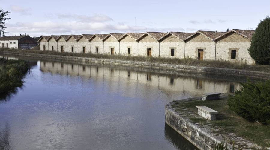 D&aacute;rsena del Canal de Castilla con los almacenes construidos en el siglo XIX.