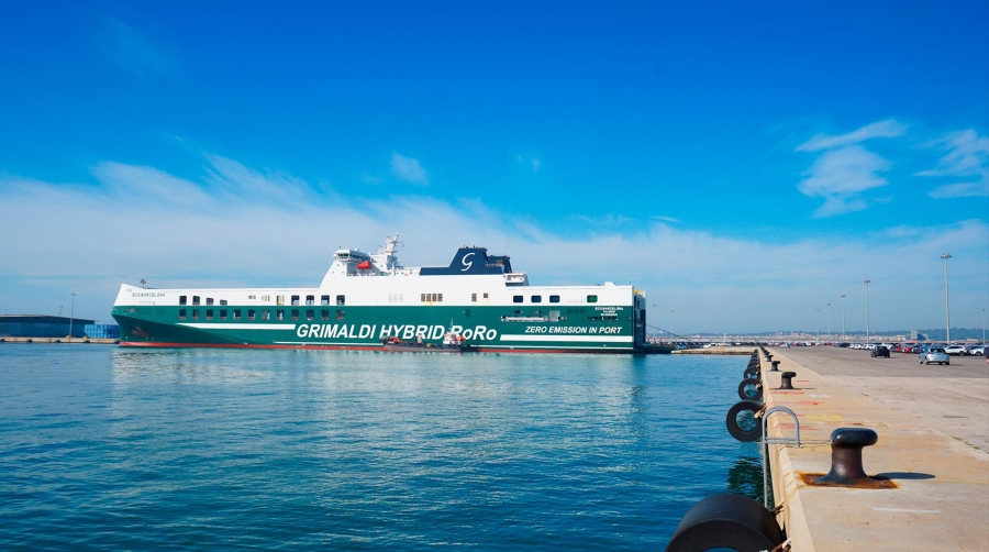 El “Eco Barcelona” escala por primera vez en el Port de Tarragona