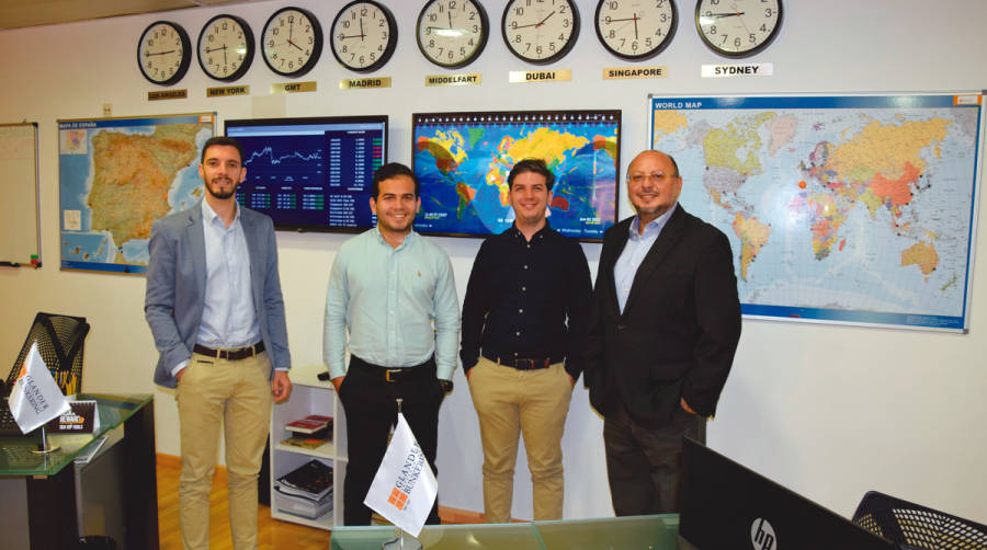 Hern&aacute;n B. Ortiz, director general de Glander International Bunkering Spain, a la derecha, junto al equipo de la compa&ntilde;&iacute;a en la sede de Valencia. Desde la izquierda, &Aacute;lvaro Sierra, Javier Castro y Camilo Restrepo. Foto: Loli Dolz.