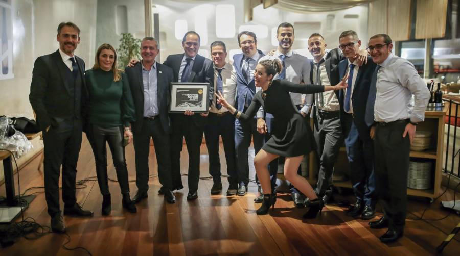 Equipo de Sarosa Log&iacute;stica junto a los representantes de Pall-Ex Iberia. Desde la izquierda, Jose Tur&eacute;gano, Esther Coca (Desarrollo y Administraci&oacute;n Comercial y Marketing de Pall-Ex Iberia), Enric Estruch (director general de Pall-Ex Iberia), Enrique Aznar, Asier Atxalandabaso, Jos&eacute; Luis Coleto, &Aacute;lex de los Santos, Inma Mart&iacute;nez, Eduardo Costa, Luis P&eacute;rez y Luis Jare&ntilde;o.