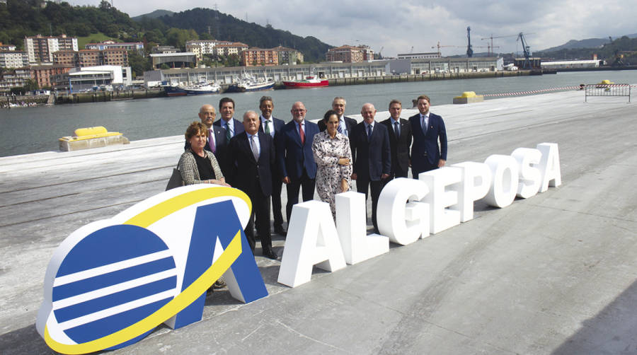 Desde la izquierda: Mar&iacute;a Luisa Guibert, presidente de Grupo Algeposa; Antonio Campoy, CEO de Noatum; Daniel Iceta, director general de Grupo Algeposa; Carlos Gonz&aacute;lez, de Algeposa Grupo; Luis M&aacute;rquez, director de Algeposa Huelva; Joaqu&igrave;n Ram&oacute;n, director general de Noatum Terminals; Carmen Echeverr&iacute;a, project manager de Algeposa Grupo; Gregorio Esparza, de Grupo Algeposa; Jokin Teller&iacute;a, presidente de la Autoridad Portuaria de Pasaia; Imanol Mintegui, director de Algeposa Pasaia; Iker Elicegui, director de Arabian Sea Ports Services (Grupo Algeposa). Foto J.P.