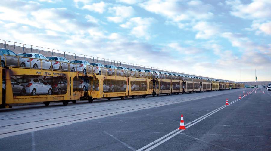 El Puerto de Valencia superó entre los meses de enero y noviembre del pasado año los 52.000 vehículos nuevos movidos por ferrocarril. Foto D. P.