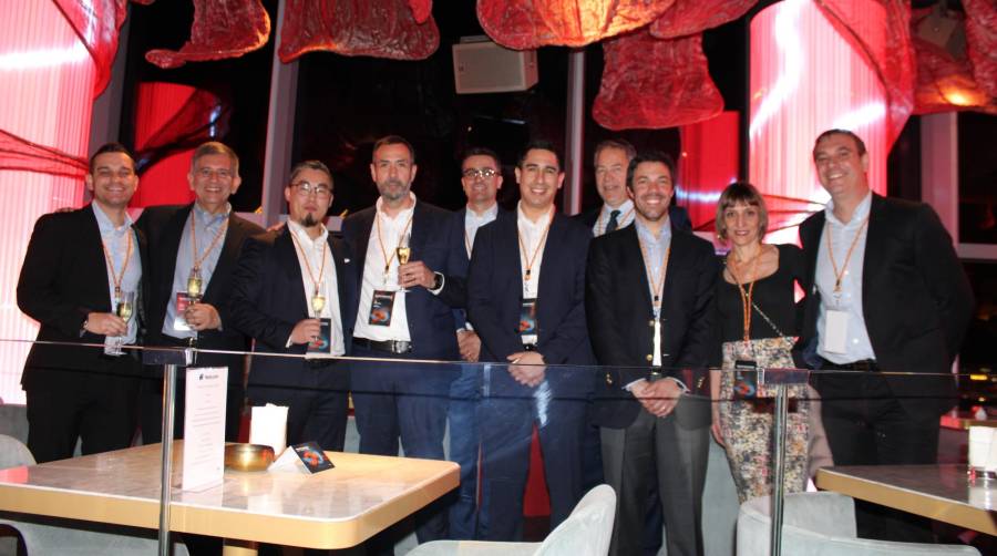 Equipo de Hapag Lloyd Spain celebrando el evento Gemini Cooperation. En la imagen, Jesper Kanstrup, managing director de Hapag Lloyd Spain, tercero por la izquierda, y a su derecha, Juan Pablo Richards, managing director de Hapag Lloyd en el Sur de Europa. Foto C.C.