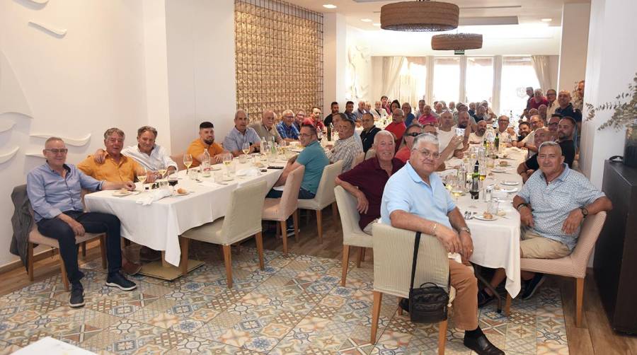 El grupo de estibadores jubilados celebra el 50 aniversario del inicio de su carrera profesional como trabajadores portuarios. Fotos: Raúl Tárrega.