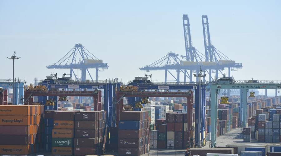 El movimiento de contenedores en los puertos gestionados por la APV superó los 393.000 TEUs en marzo. Foto: Raúl Tárrega.