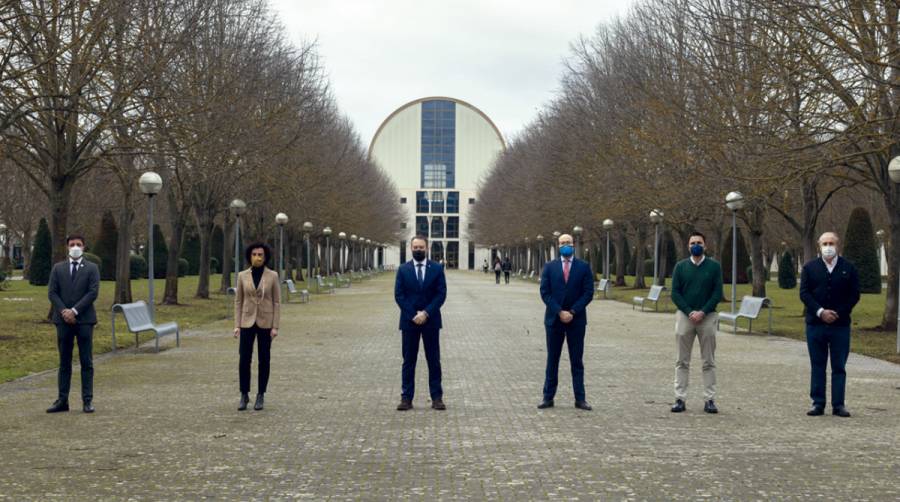 Los representantes de las entidades que forman parte de la nueva C&aacute;tedra de Log&iacute;stica de la Universidad P&uacute;blica de Navarra (UPNA). De izquierda a derecha, Miguel Su&aacute;rez (ANET), Cristina Lecumberri (ALINAR), Ram&oacute;n Gonzalo (UPNA), Carlos Fern&aacute;ndez (CEN), Alberto Bayona (Nasuvinsa) y Jos&eacute; Antonio Olangua (ANEM).