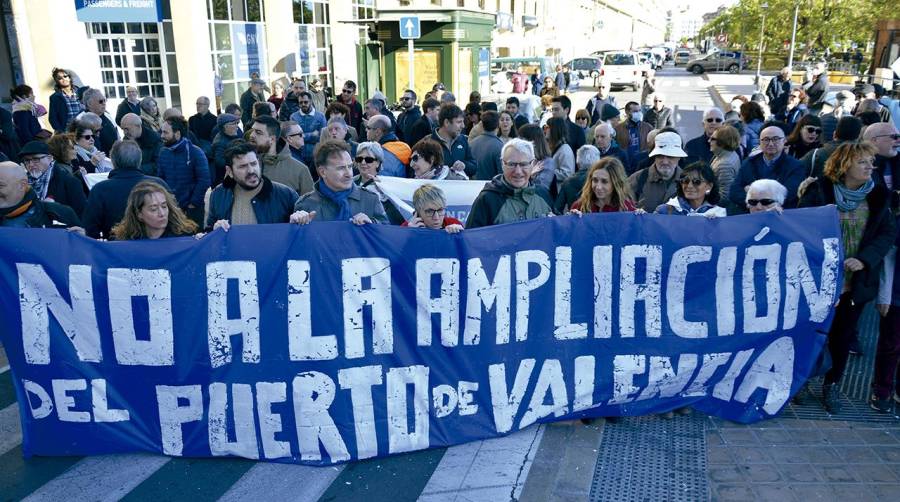 Un momento de la concentración convocada por la Comissió Ciutat-Port hoy. Foto R. T.