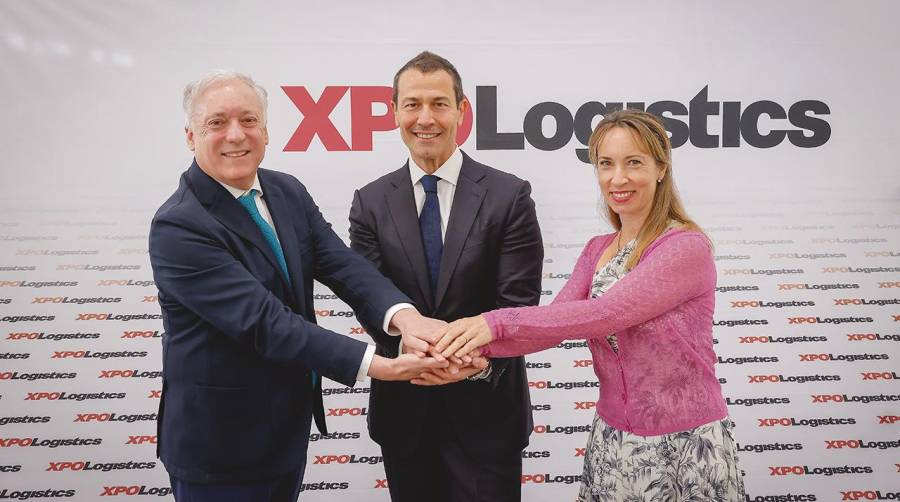 Octavio López, consejero de Fomento, Vivienda, Logística y Cohesión Territorial de Aragón; Massimo Marsili, director general del sur de Europa y Marruecos de XPO Logistics; y Raquel Campos, directora general de Planificación Estratégica y Logística del Gobierno de Aragón.