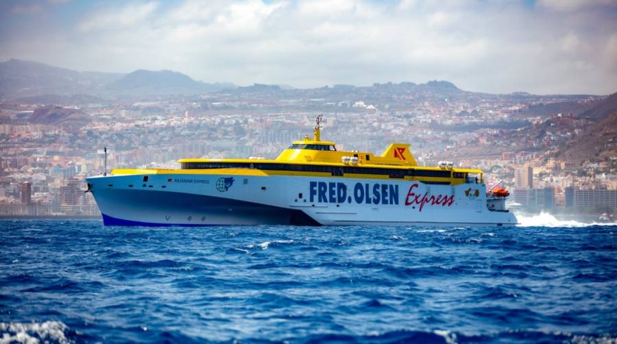 Fred. Olsen transporta a 306.400 pasajeros el primer a&ntilde;o de servicio del trimar&aacute;n &quot;Bajamar Express&quot;