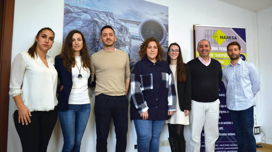 Miriam Piqueras, Ángela M. Ayala, David Aceitón, Beatriz Saez, Sara Marí, Eugenio Ruiz y Alejandro Escurín, en la delegación de Zazu Logistics de Valencia. Foto: Raúl Tárrega.