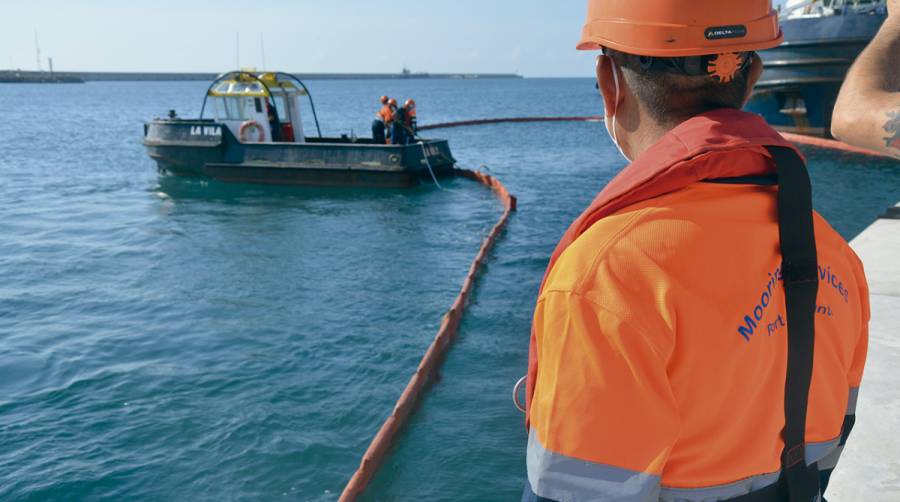 La primera jornada de la huelga convocada por los trabajadores de Amarradores del Puerto de Sagunto se desarroll&oacute; con normalidad. Foto: Ra&uacute;l T&aacute;rrega.