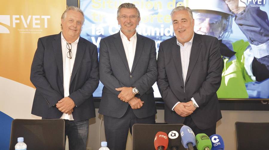 La FVET ha presentado hoy los resultados de la encuesta que realiza entre sus asociados. De izquierda a derecha: Juan Ortega, vicepresidente; Carlos Prades, presidente; y Carlos García, secretario general. Foto R. T.