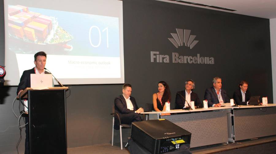 Desde la izquierda: Joaquín Linares, Miguel Ochoa y Sara Hernández, de Deloitte; Alejandro Rumayor, country manager Spain de Logicor; Gustavo Cardozo, managing director de España y Portuagal; y Alfonso Martínez, chied executive Officer de TSB. Foto B.C.