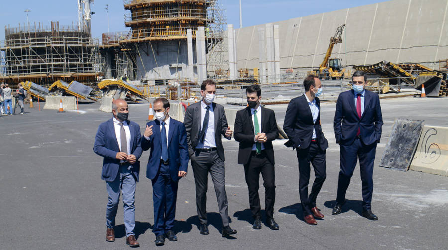 Representantes de las empresas involucradas en el proyecto, del Gobierno Vasco y de la Autoridad Portuaria de Bilbao visitaron el muelle de Punta Sollana donde se lleva a cabo la fabricaci&oacute;n y montaje de la plataforma e&oacute;lica offshore. De izquierda a derecha: Javier Urgoiti, CEO del Grupo SAITEC; I&ntilde;igo Ansola, director general del Ente Vasco de la Energ&iacute;a; Javier Zarraonandia, viceconsejero de Industria del Gobierno Vasco; David Carrascosa, director t&eacute;cnico de SAITEC Offshore; Mikel Garay, director de Desarrollo de Negocio de RWE Renewables; Carlos Alzaga, director de la Autoridad Portuaria de Bilbao. Foto J.P.