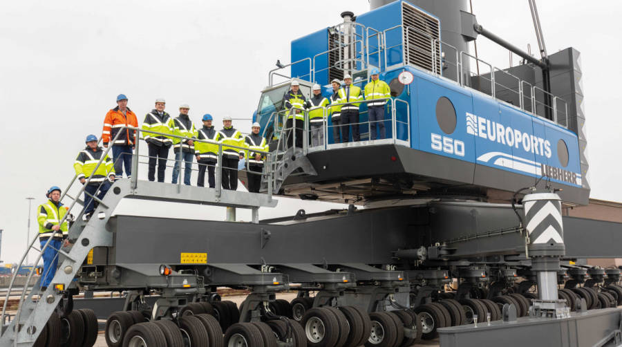 Responsables de Euroports, Puerto de Rostock y Liebherr recibieron recientemente la gr&uacute;a LHM 500 en el puerto alem&aacute;n.