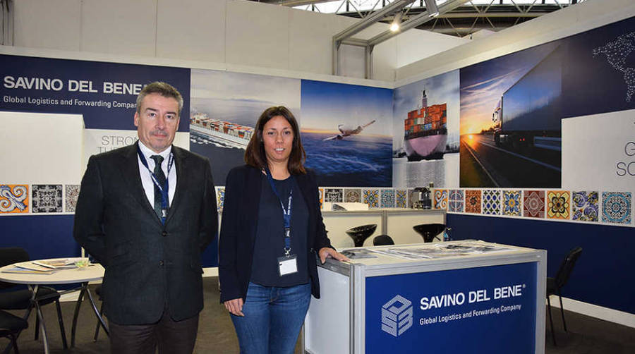 Juan Mart&iacute;n, Business Development Manager; y Sara Braga, del departamento de Direcci&oacute;n, de Savino del Bene en el stand de la compa&ntilde;&iacute;a en Cevisama. Foto Alba Garc&iacute;a.