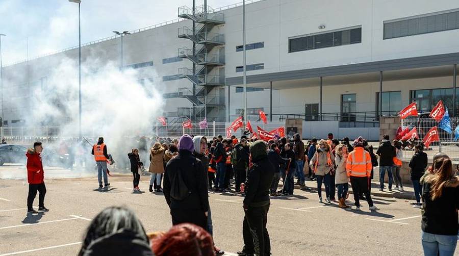 Los manifestantes a las puertas del centro log&iacute;stico de Amazon en San Fernando de Henares durante los d&iacute;as de huelga celebrados el 21 y 22 de marzo.