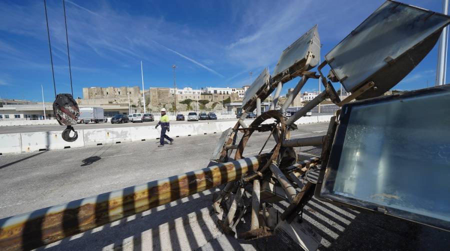 La APBA renueva la iluminaci&oacute;n exterior del muelle comercial del Puerto de Tarifa