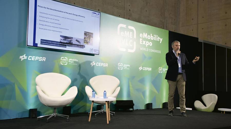 Raúl Cascajo, jefe de Políticas Ambientales de la Autoridad Portuaria de Valencia, durante su intervención en la conferencia titulada “Sostenibilidad e Innovación en el puerto del futuro”. Foto R. T.