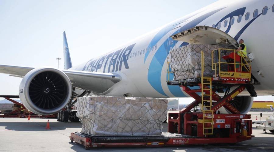 Operaci&oacute;n de descarga ayer en el Aeropuerto de Barajas.