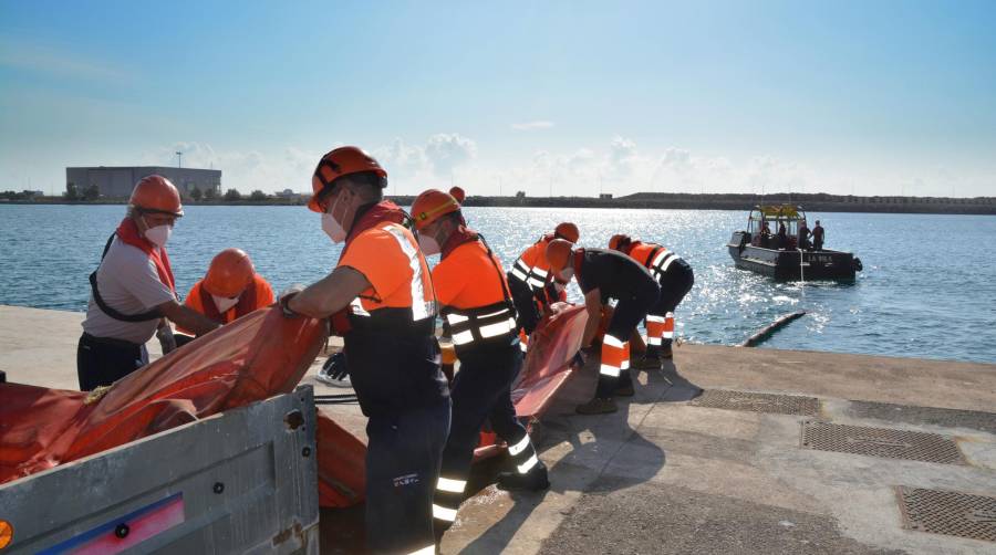 El sector del amarre del Puerto de Sagunto vivirá un total de 30 jornadas de huelga hasta el próximo mes de marzo. Foto: Raúl Tárrega.