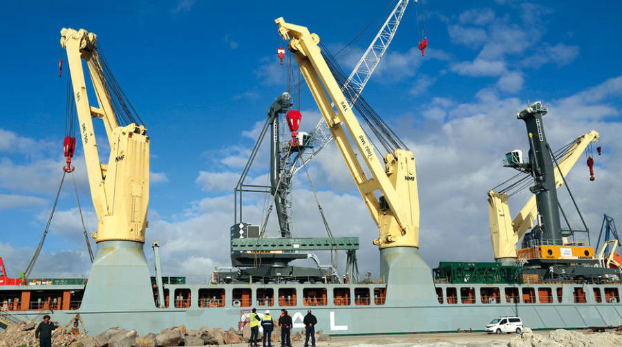 El Puerto de Melilla incorpora a su terminal una nueva gr&uacute;a portacontenedores