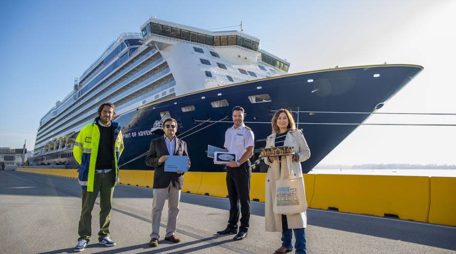 Izq. a dcha.: Jos&eacute; S&aacute;nchez-Barc&aacute;iztegui, representante de P&eacute;rez y Cia.; Santiago D&iacute;az Fraile, director de la Autoridad Portuaria de Santander; Franko Papic, capit&aacute;n del crucero; Miriam D&iacute;az, concejala de Turismo del Ayuntamiento de Santander.