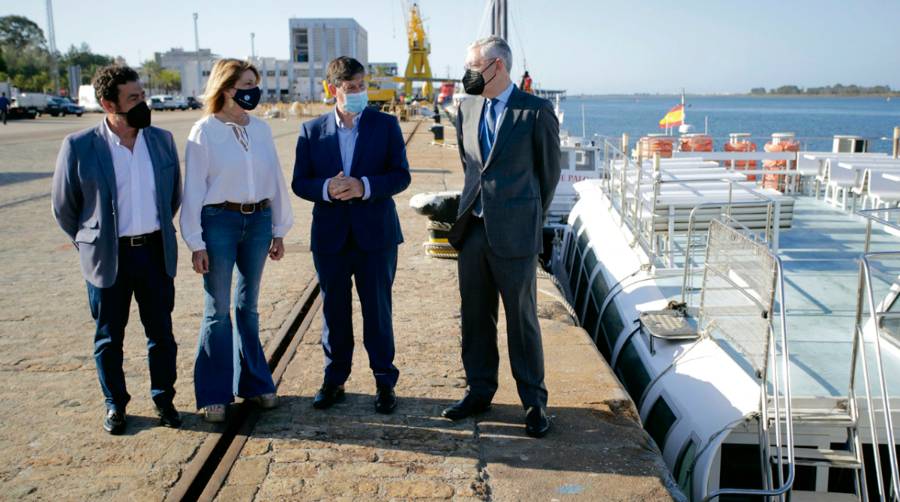 La presidenta de la Autoridad Portuaria de Huelva, Pilar Miranda, acompa&ntilde;ada por el director de la APH, Ignacio &Aacute;lvarez-Ossorio, ha mantenido hoy un encuentro con representantes de la Sociedad de Gesti&oacute;n de Puertos y Marinas S.L. y el Club Deportivo N&aacute;utico Puerta del Atl&aacute;ntico.