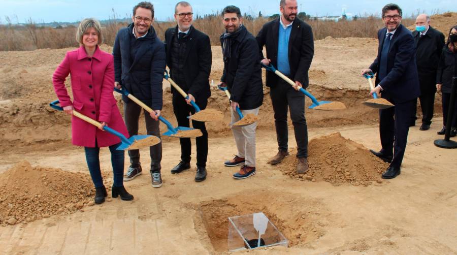 Noemí Llauradó, presidenta de la Diputación de Tarragona; Pere Segura, alcalde de Vila-seca; Josep Maria Cruset, presidente del Port de Tarragona; Jordi Puigneró, conseller de Políticas digitales y Territorio de la Generalitat; Xavier Puig, teniente de alcalde de Tarragona, y Álvaro Rodríguez Dapena, presidente de Puertos del Estado. Foto Leila Escrihuela.