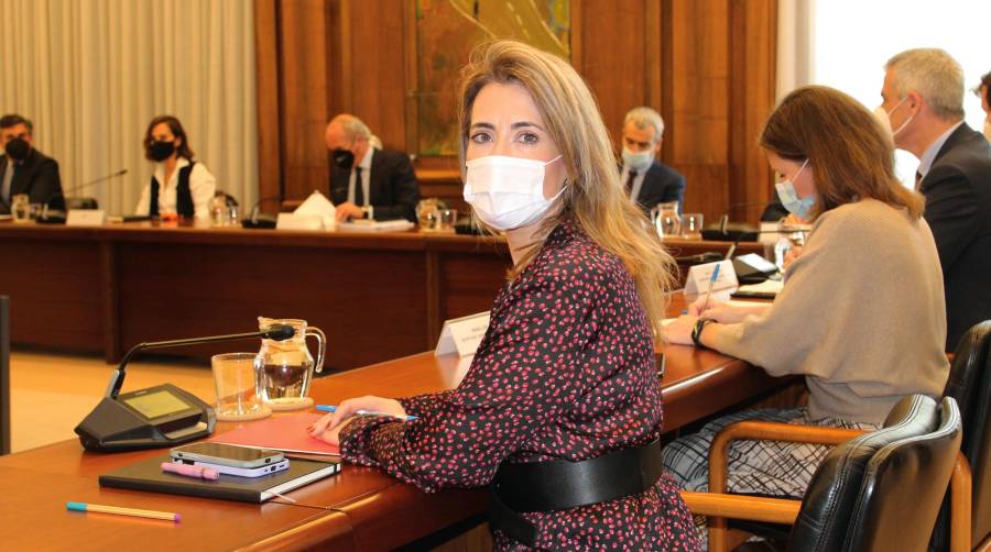 Raquel Sánchez, ministra de Transportes, ayer al comienzo de la reunión con los agentes sociales. Foto B.C.