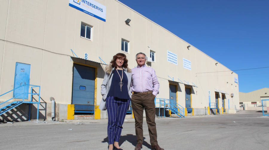 Nieves Huertas y Natalio Dom&iacute;nguez, directora y gerente, respectivamente, de Interservis Valencia en las instalaciones de la compa&ntilde;&iacute;a en Manises. Foto Loli Dolz.