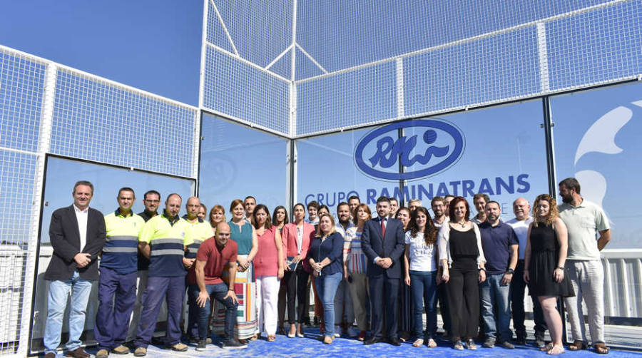 Equipo de la delegaci&oacute;n de Raminatrans Madrid en la azotea de las nuevas instalaciones. En el centro de la imagen, M&ordf; Jos&eacute; Gonz&aacute;lez, directora de la delegaci&oacute;n.