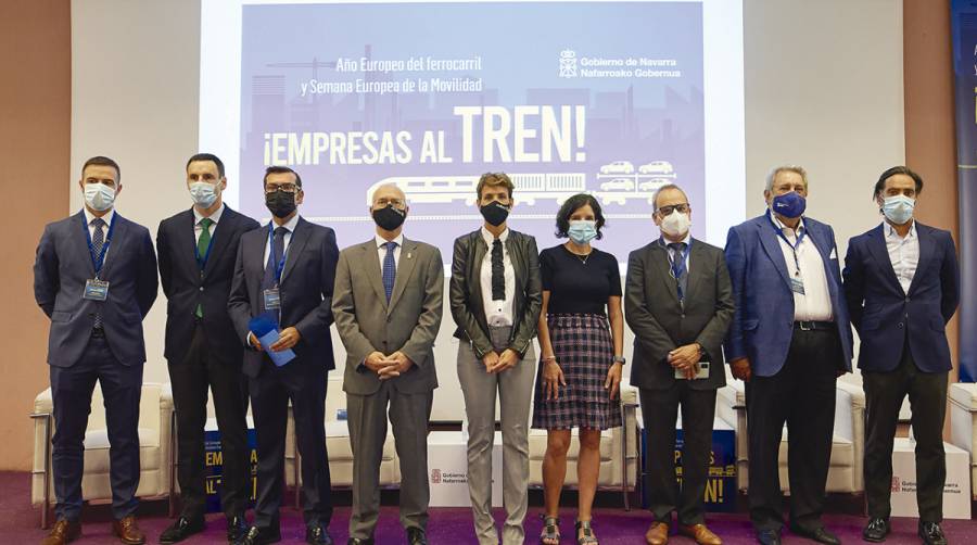 Desde la izquierda: &Aacute;ngel Tellechea, director de Operaciones de Gimex; Andima Ormaetxe, director de Operaciones, Comercial y Log&iacute;stica de la Autoridad Portuaria de Bilbao; I&ntilde;igo Gom&aacute;riz, director general de Mitsubishi Logisnext Europe; Pablo Mend&iacute;vil, gerente de Programaci&oacute;n y Control de la Producci&oacute;n/Distribuci&oacute;n de Volkswagen-Navarra; Mar&iacute;a Chivite, presidenta de Navarra; Berta Miranda, directora general de Transportes y Movilidad Sostenible; Luis Moreno, director de Servicios Log&iacute;sticos de ADIF; Javier Vidal, director de Relaciones Corporativas del Grupo Hutchison Ports Barcelona; Joaqu&iacute;n del Moral, director general de RENFE Mercanc&iacute;as.