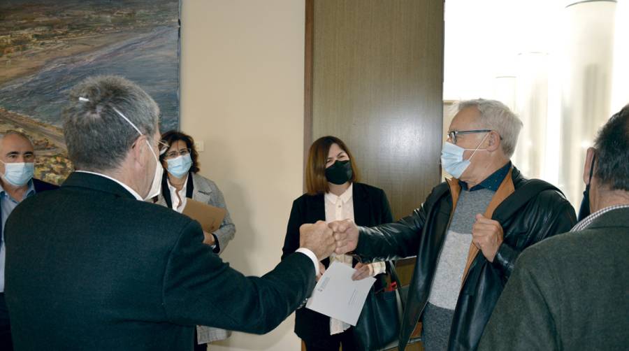 Aurelio Mart&iacute;nez y Joan Rib&oacute; se saludan poco antes de la reuni&oacute;n mantenida ayer en el Edificio del Reloj del puerto de Valencia. Foto: Ra&uacute;l T&aacute;rrega.