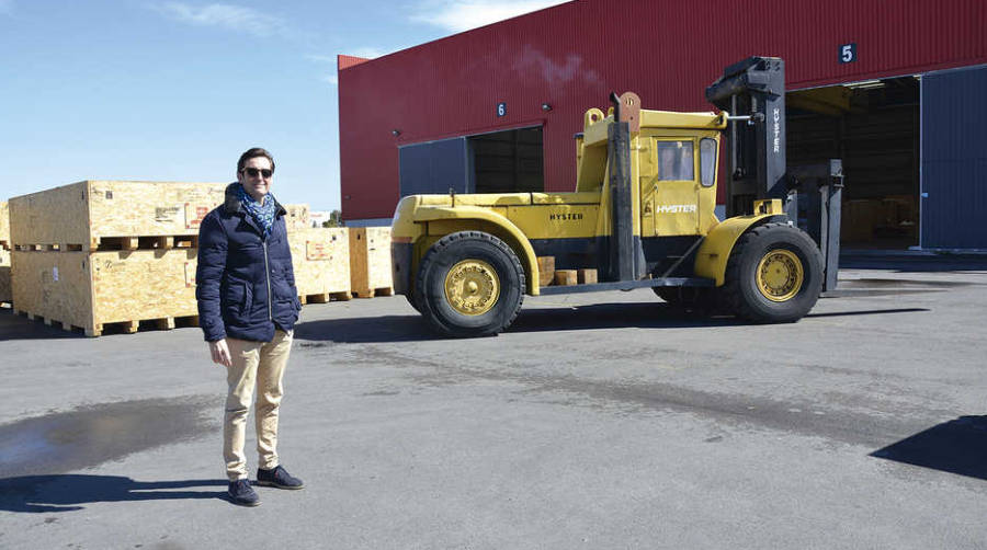 Fernando Dominguez, responsable comercial de Embalajes Cantabria Valencia, ante la nueva carretilla para 30 toneladas que se ha incorporado al trabajo en las instalaciones del Pol&iacute;gono Cam&iacute; a la Mar de Sagunto. Foto Loli Dolz.