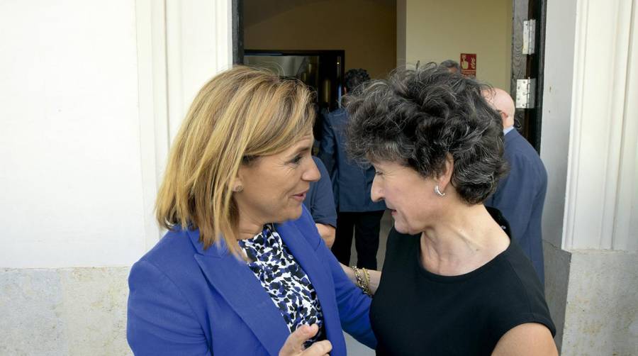 Pilar Bernabé, delegada del Gobierno en la Comunitat Valenciana; y Mar Caho, presidenta de la Autoridad Portuaria de Valencia. Foto R. T.