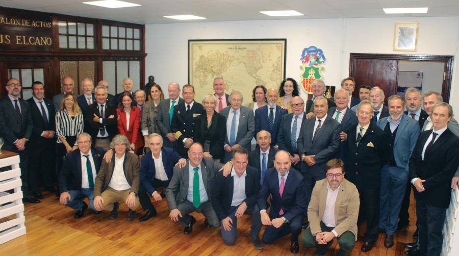 Carolina Pérez Toledo, presidenta de Cebek, con el Comandante Naval de Bilbao, Tomás García-Figuera, a su derecha, y el presidente del Propeller Club del País Vasco-Port of Bilbao, José Luis Grijalvo, a su izquierda. Junto a García-Figuera, el presidente de la Autoridad Portuaria de Bilbao, Ricardo Barkala. Foto J.P.