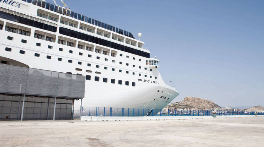 El Puerto de Alicante inaugura la temporada de cruceros con la escala del &quot;MSC Lirica&quot;